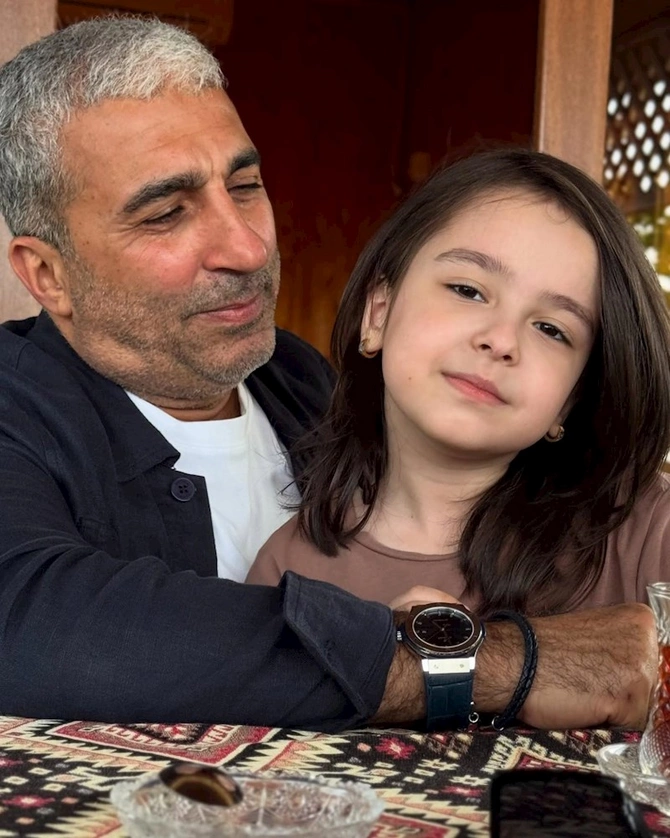 Rafael İsgəndərov nəvəsi ilə — FOTOLAR Rafael İsgəndərov nəvəsi ilə — FOTOLAR