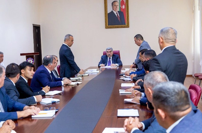 Rüstəm Xəlilov əkin sahələrinin suvarma suyu ilə təminatının yaxşılaşdırılması ilə bağlı müşavirə keçirdi — FOTOLAR