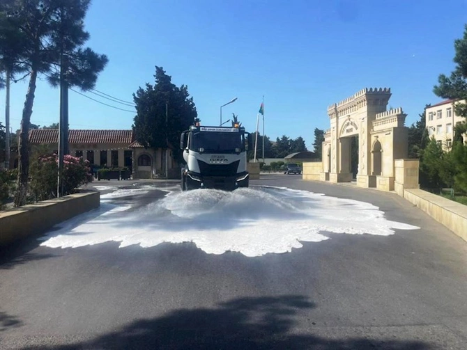 Paytaxt küçələri yenidən yuyuldu — FOTOLAR Paytaxt küçələri yenidən yuyuldu — FOTOLAR