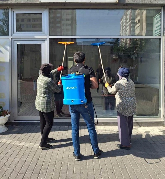 Paytaxt küçələri yenidən yuyuldu — FOTOLAR Paytaxt küçələri yenidən yuyuldu — FOTOLAR