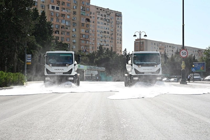 Paytaxt küçələri yenidən yuyuldu — FOTOLAR Paytaxt küçələri yenidən yuyuldu — FOTOLAR