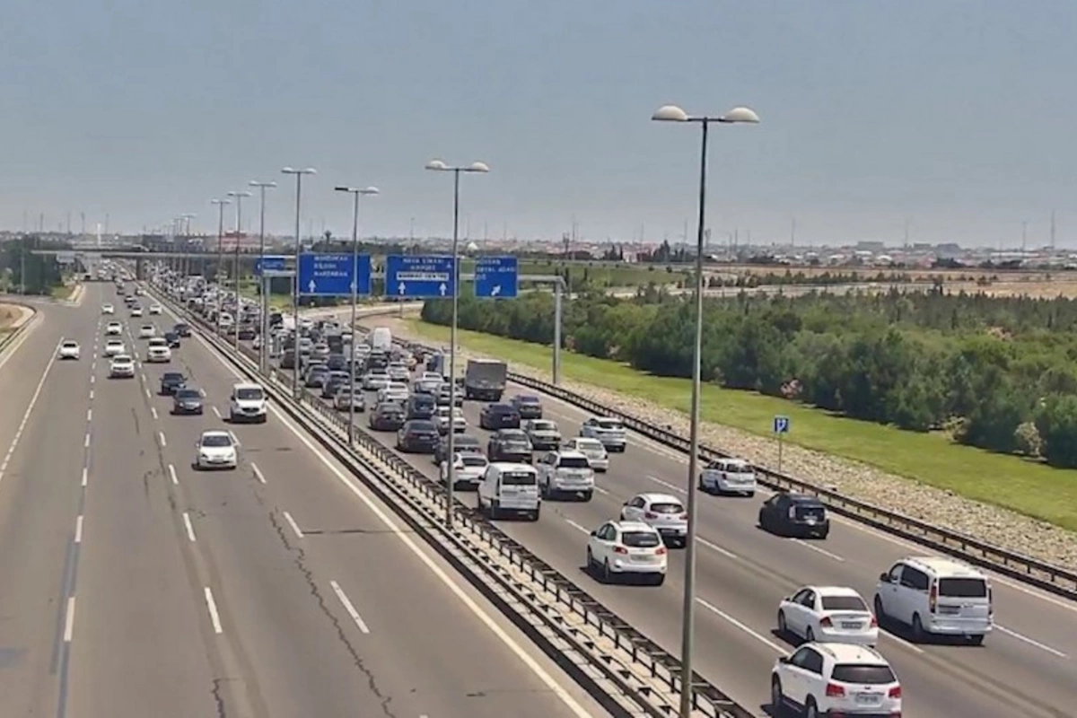 Aeroport yolunda QƏZA: Tıxac yarandı