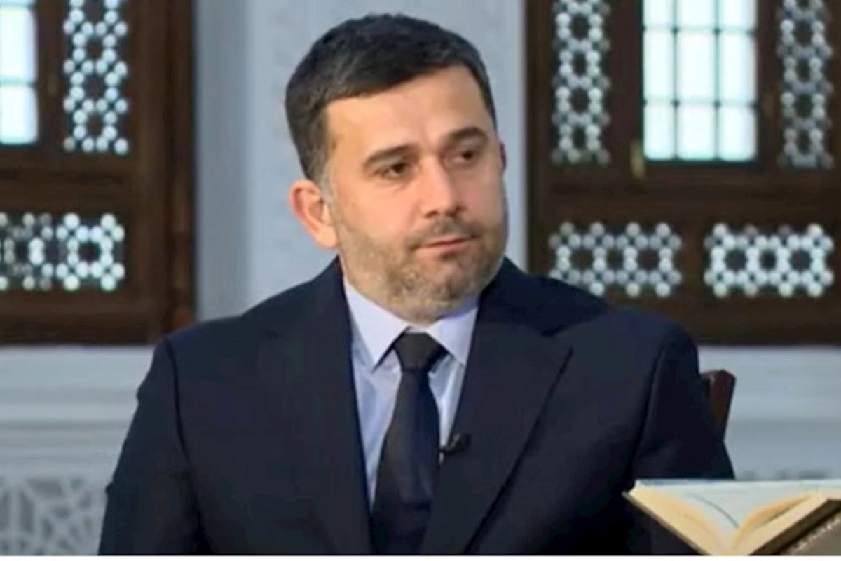 Şəhidlər məscidinin imamına qarşı iPhone dələduzluğu