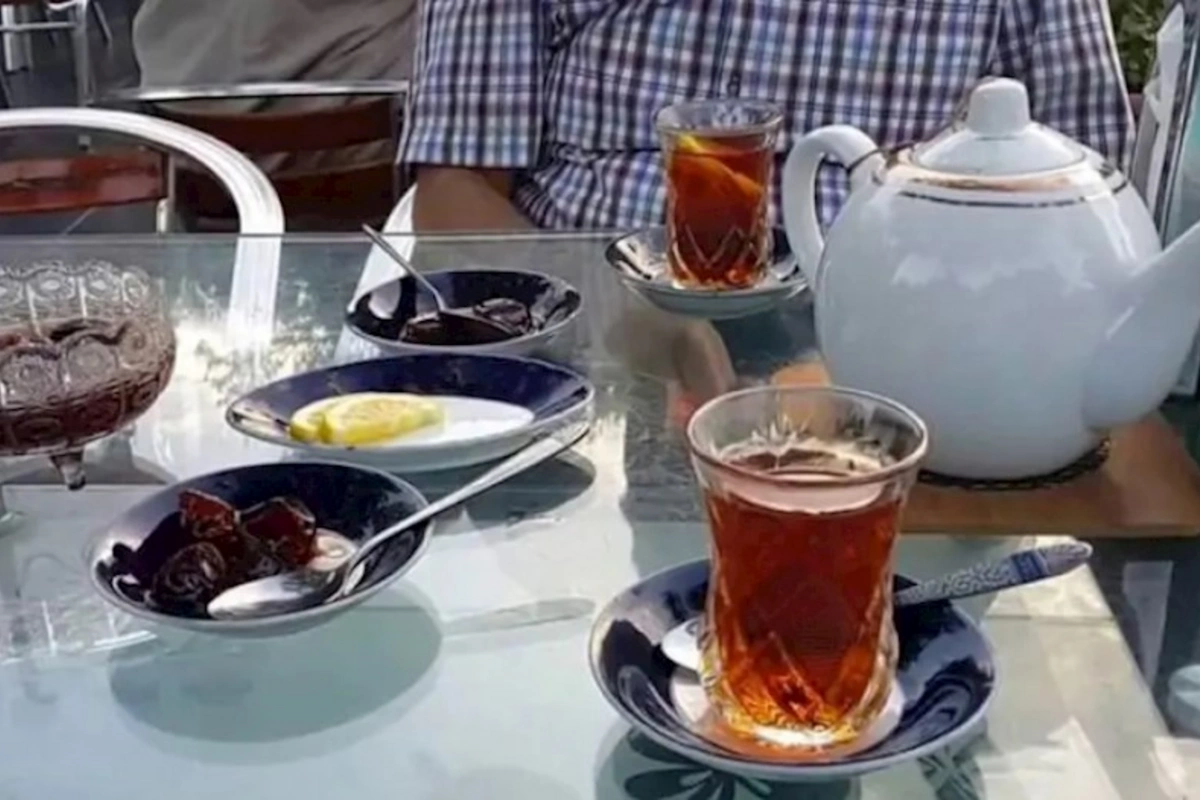 Əvvəlcə qoyun dedi, ardınca atasını təhqir etdi: Deputat niyə çaynik atıb? — VİDEO