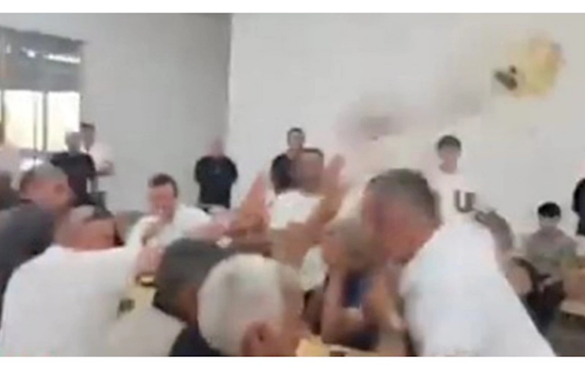 Bu ölkədə azərbaycanlı deputat seçiciyə çaynik atdı — VİDEO