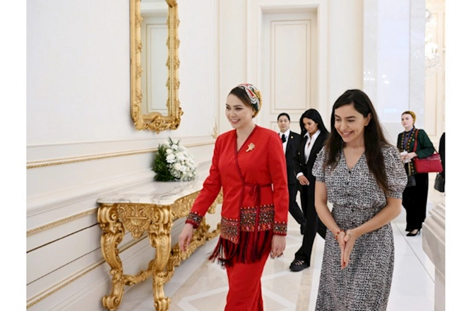 Leyla Əliyeva Türkmənistan Xalq Məsləhəti sədrinin qızı ilə görüşdü — FOTOLAR