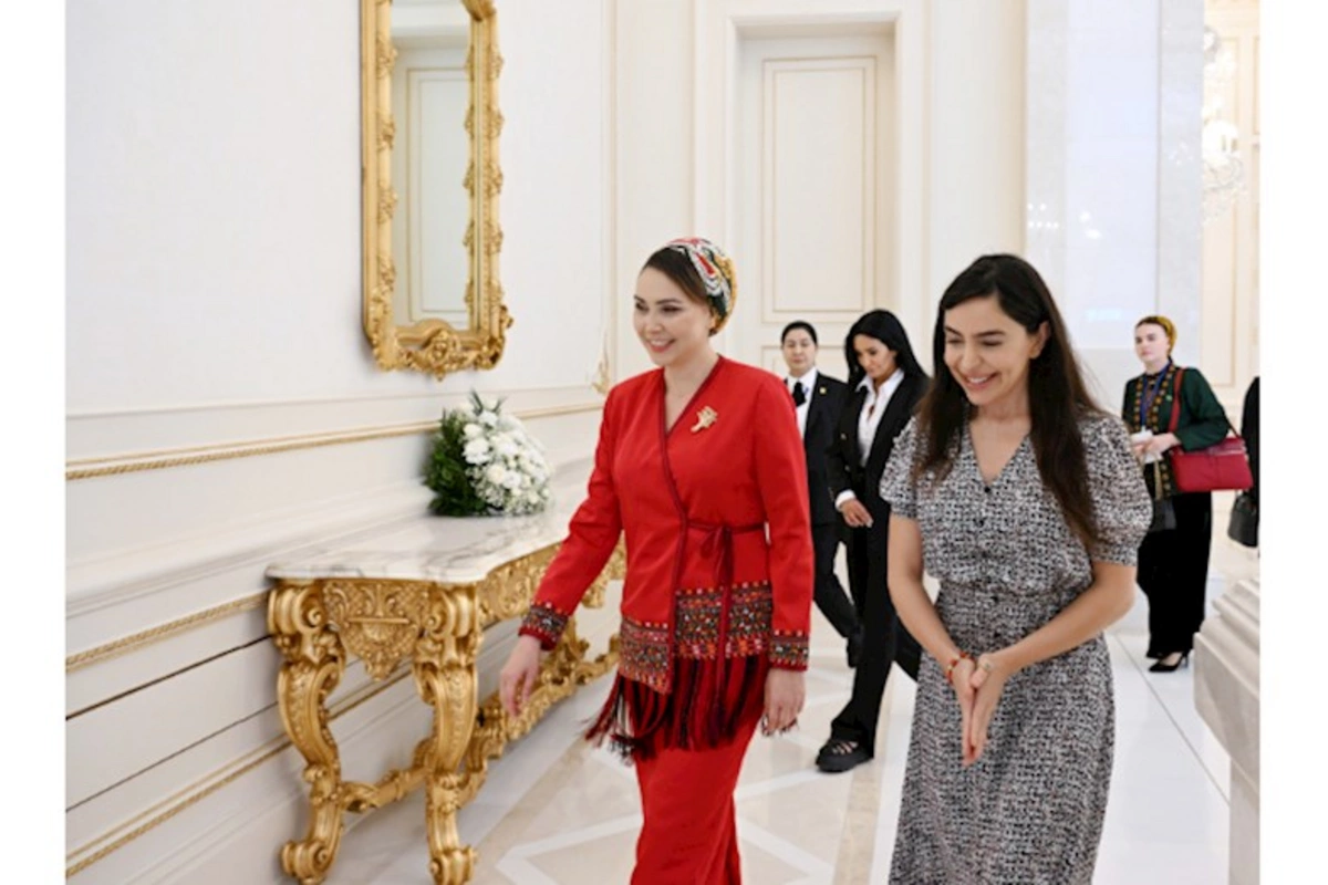 Türkmənistan Xalq Məsləhətinin sədrinin qız Bakı Kitab Mərkəzində olub