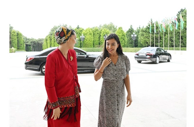 Leyla Əliyeva Türkmənistan Xalq Məsləhəti sədrinin qızı ilə görüşdü — FOTOLAR
