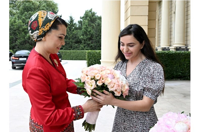 Leyla Əliyeva Türkmənistan Xalq Məsləhəti sədrinin qızı ilə görüşdü — FOTOLAR