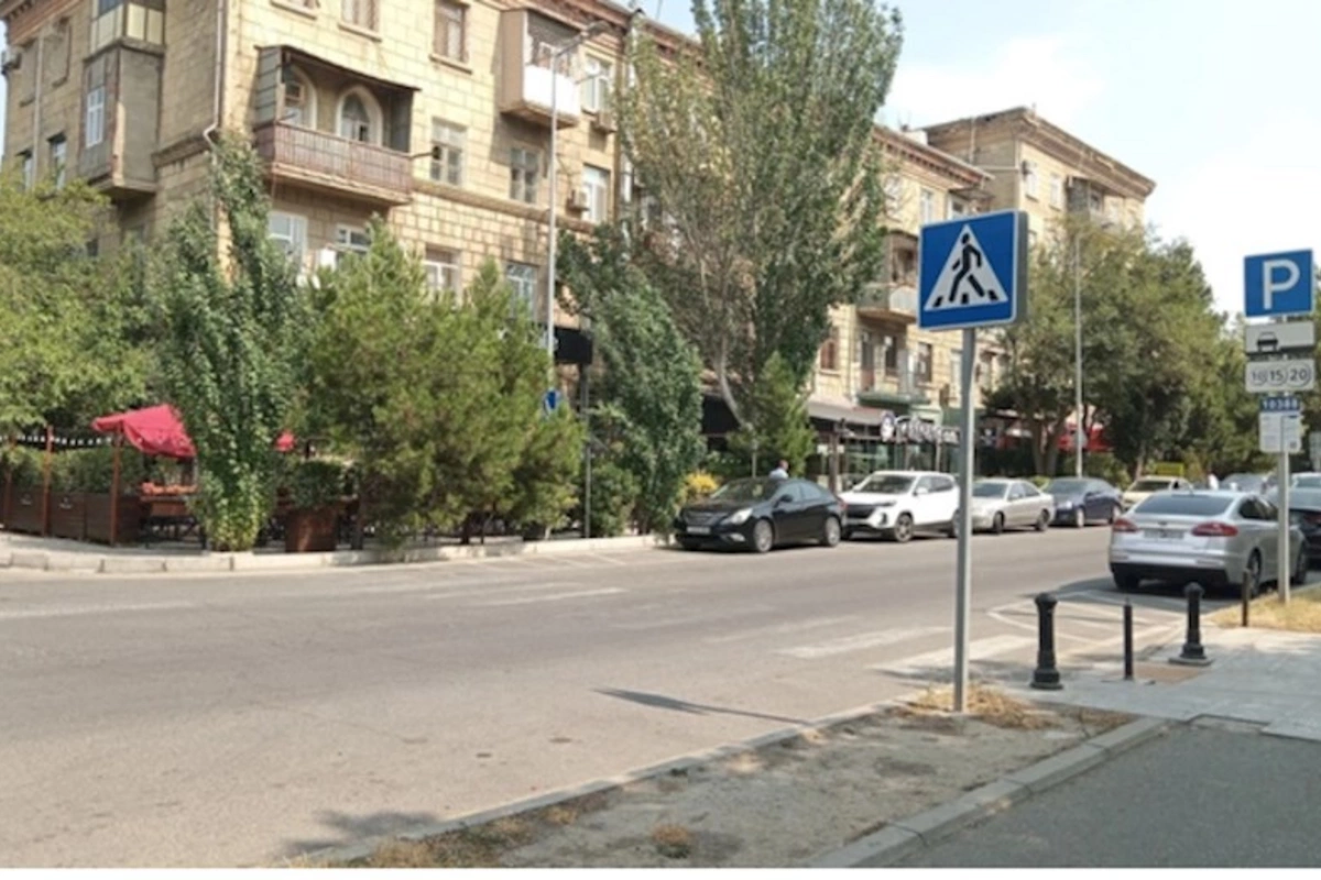 Bakının mərkəzində BİABIRÇILIQ — Restoran piyadaların yolunu kəsib (VİDEO)