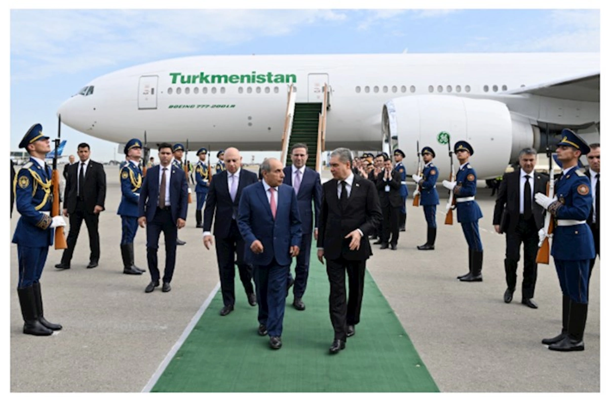 Qurbanqulu Berdiməhəmmədov Azərbaycana gəldi — FOTO