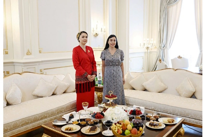 Leyla Əliyeva Türkmənistan Xalq Məsləhəti sədrinin qızı ilə görüşdü — FOTOLAR