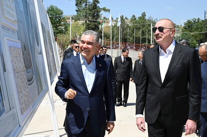 İlham Əliyev və Qurbanqulu Berdiməhəmmədov Yeni Şuşa məscidində tikinti işləri ilə tanış oldu — FOTOLAR