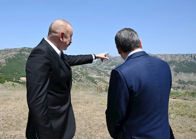 İlham Əliyev və Qurbanqulu Berdiməhəmmədov Daşaltı kəndinin fonunda şəkil çəkdiriblər — FOTOLAR