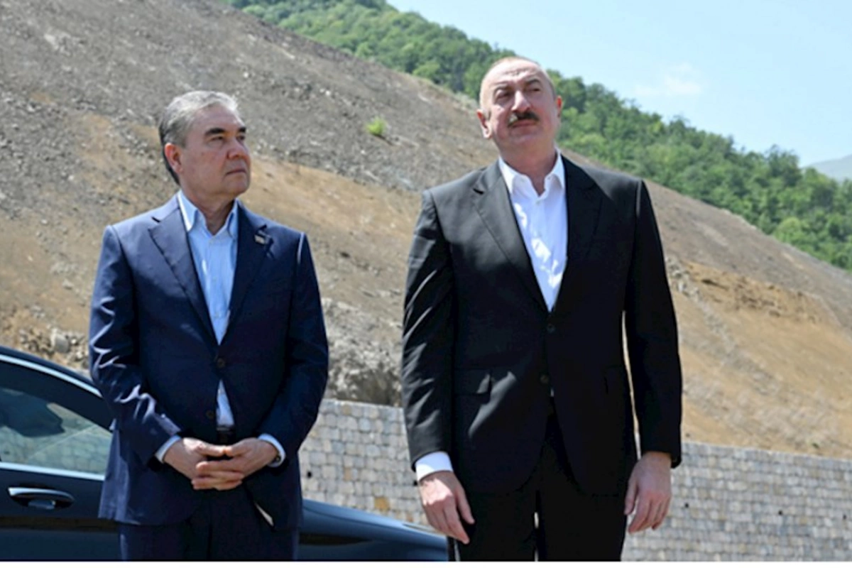 İlham Əliyev və Qurbanqulu Berdiməhəmmədov Daşaltı kəndinin fonunda şəkil çəkdiriblər — FOTOLAR