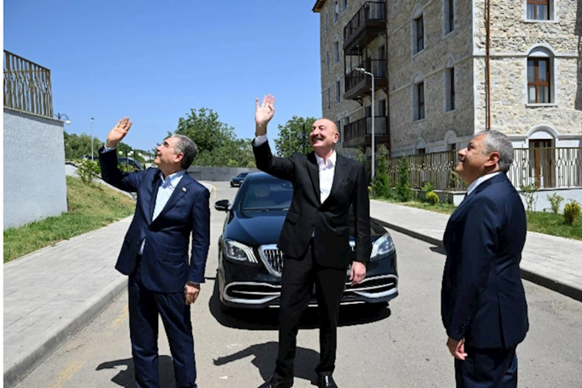 İlham Əliyev və Qurbanqulu Berdiməhəmmədov Şuşada inşa edilən birinci yaşayış kompleksində olublar — FOTOLAR