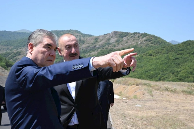 İlham Əliyev və Qurbanqulu Berdiməhəmmədov Daşaltı kəndinin fonunda şəkil çəkdiriblər — FOTOLAR