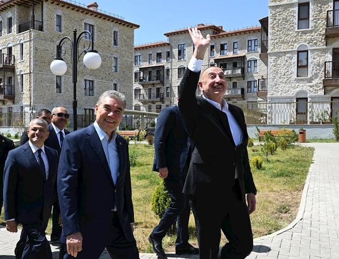 İlham Əliyev və Qurbanqulu Berdiməhəmmədov Şuşada inşa edilən birinci yaşayış kompleksində olublar — FOTOLAR İlham Əliyev və Qurbanqulu Berdiməhəmmədov Şuşada inşa edilən birinci yaşayış kompleksində olublar — FOTOLAR