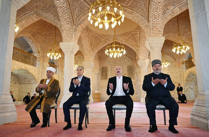 Şuşada məsciddə dua etdilər — FOTOLAR