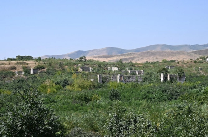 İlham Əliyev və Qurbanqulu Berdiməhəmmədov Füzuli şəhərinin dağıdılmış yerlərinə baxıblar — FOTOLAR