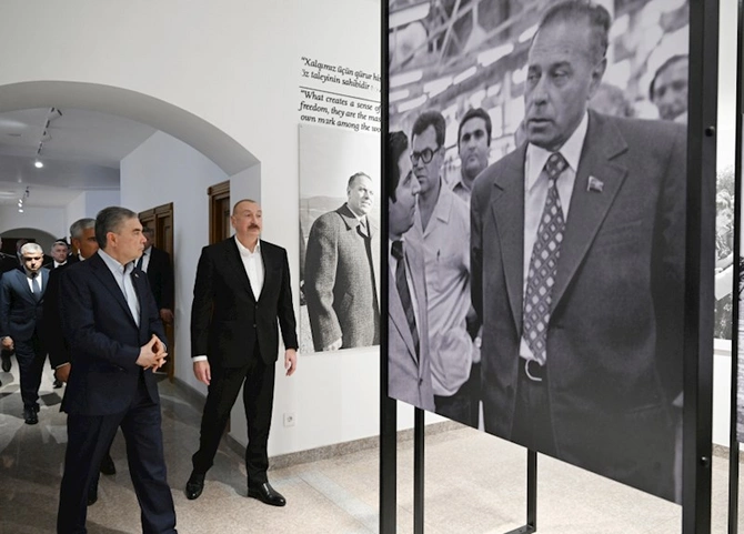 Güllələnmiş heykəllərə baxdılar — FOTOLAR (YENİLƏNİB) Güllələnmiş heykəllərə baxdılar — FOTOLAR (YENİLƏNİB)