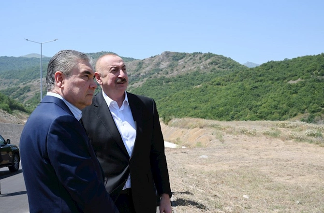İlham Əliyev və Qurbanqulu Berdiməhəmmədov Daşaltı kəndinin fonunda şəkil çəkdiriblər — FOTOLAR
