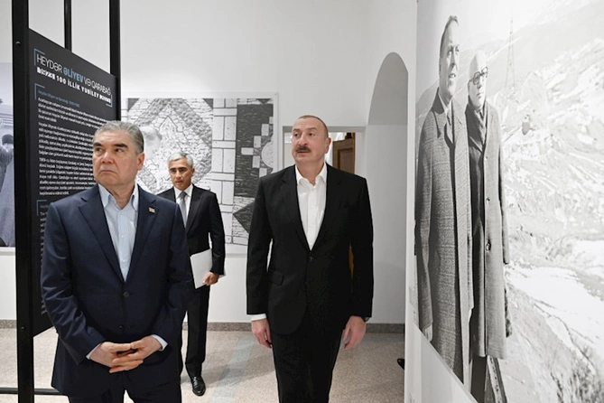 Güllələnmiş heykəllərə baxdılar — FOTOLAR (YENİLƏNİB) Güllələnmiş heykəllərə baxdılar — FOTOLAR (YENİLƏNİB)