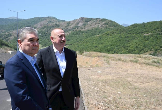 İlham Əliyev və Qurbanqulu Berdiməhəmmədov Daşaltı kəndinin fonunda şəkil çəkdiriblər — FOTOLAR