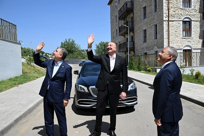 İlham Əliyev və Qurbanqulu Berdiməhəmmədov Şuşada inşa edilən birinci yaşayış kompleksində olublar — FOTOLAR İlham Əliyev və Qurbanqulu Berdiməhəmmədov Şuşada inşa edilən birinci yaşayış kompleksində olublar — FOTOLAR