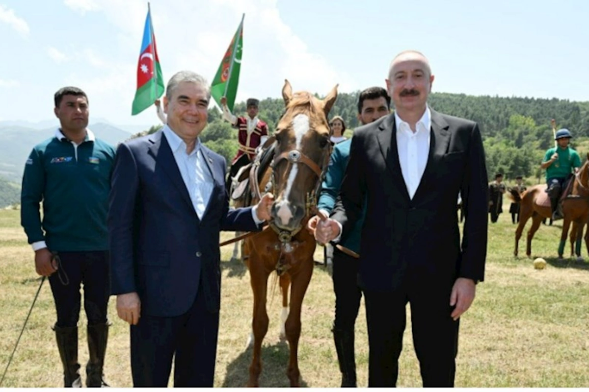 İlham Əliyev Qurbanqulu Berdiməhəmmədova at hədiyyə etdi
