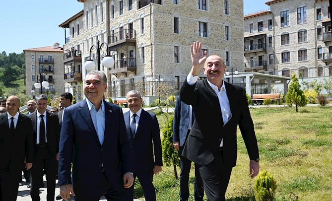 İlham Əliyev və Qurbanqulu Berdiməhəmmədov Şuşada inşa edilən birinci yaşayış kompleksində olublar — FOTOLAR İlham Əliyev və Qurbanqulu Berdiməhəmmədov Şuşada inşa edilən birinci yaşayış kompleksində olublar — FOTOLAR