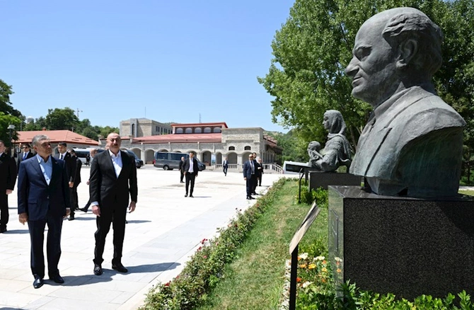 Güllələnmiş heykəllərə baxdılar — FOTOLAR (YENİLƏNİB) Güllələnmiş heykəllərə baxdılar — FOTOLAR (YENİLƏNİB)