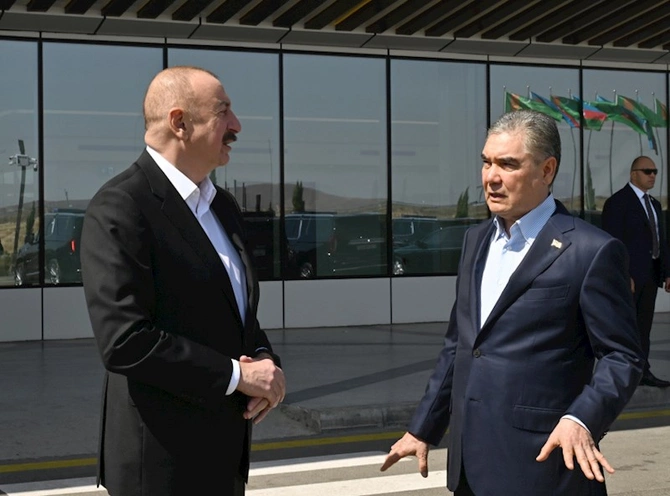 İlham Əliyev Füzulidə Qurbanqulu Berdiməhəmmədovu qarşıladı — FOTOLAR İlham Əliyev Füzulidə Qurbanqulu Berdiməhəmmədovu qarşıladı — FOTOLAR