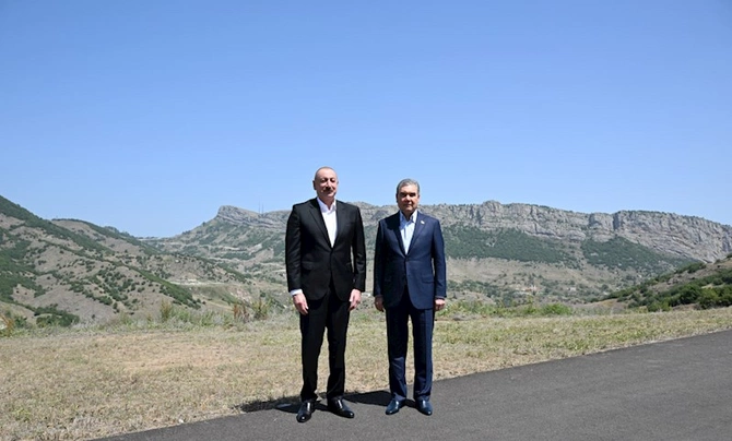 İlham Əliyev və Qurbanqulu Berdiməhəmmədov Daşaltı kəndinin fonunda şəkil çəkdiriblər — FOTOLAR