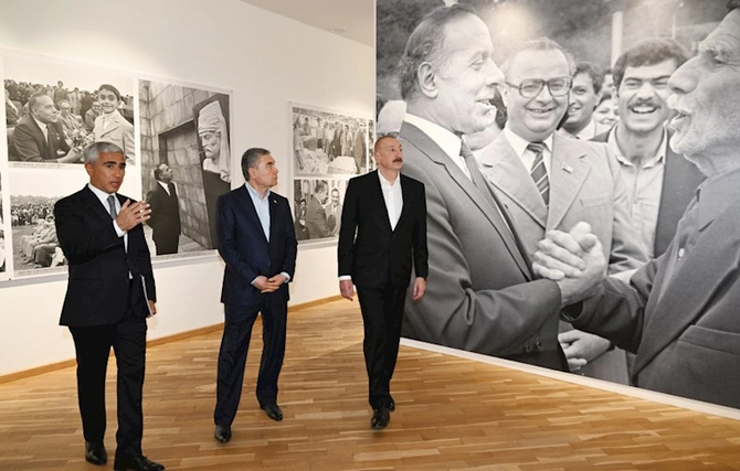 Güllələnmiş heykəllərə baxdılar — FOTOLAR (YENİLƏNİB) Güllələnmiş heykəllərə baxdılar — FOTOLAR (YENİLƏNİB)