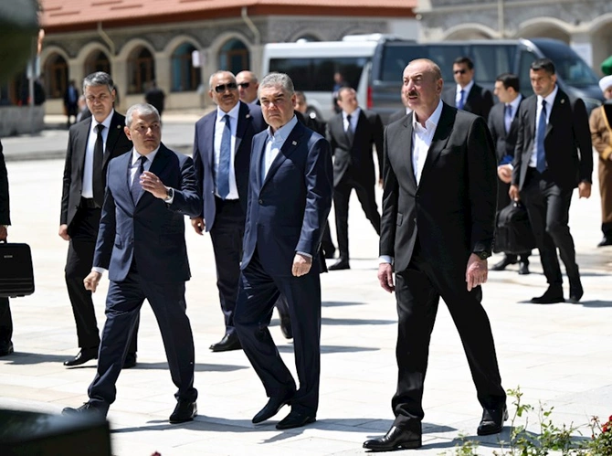 Güllələnmiş heykəllərə baxdılar — FOTOLAR (YENİLƏNİB) Güllələnmiş heykəllərə baxdılar — FOTOLAR (YENİLƏNİB)