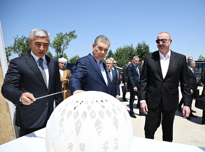 İlham Əliyev və Qurbanqulu Berdiməhəmmədov Yeni Şuşa məscidində tikinti işləri ilə tanış oldu — FOTOLAR