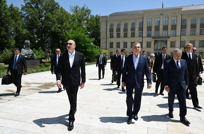 Güllələnmiş heykəllərə baxdılar — FOTOLAR (YENİLƏNİB) Güllələnmiş heykəllərə baxdılar — FOTOLAR (YENİLƏNİB)