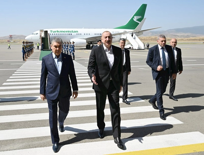 İlham Əliyev Füzulidə Qurbanqulu Berdiməhəmmədovu qarşıladı — FOTOLAR İlham Əliyev Füzulidə Qurbanqulu Berdiməhəmmədovu qarşıladı — FOTOLAR