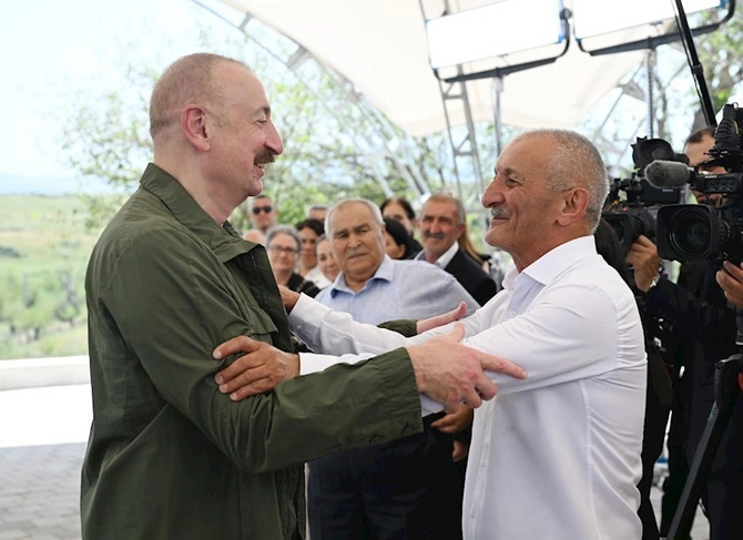 İlham Əliyev Xocalının Xanyurdu kəndində olub, kəndə köçən bir qrup sakinlə görüşüb — FOTOLAR İlham Əliyev Xocalının Xanyurdu kəndində olub, kəndə köçən bir qrup sakinlə görüşüb — FOTOLAR