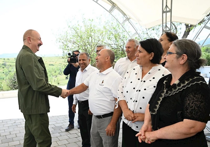 İlham Əliyev Xocalının Xanyurdu kəndində olub, kəndə köçən bir qrup sakinlə görüşüb — FOTOLAR İlham Əliyev Xocalının Xanyurdu kəndində olub, kəndə köçən bir qrup sakinlə görüşüb — FOTOLAR