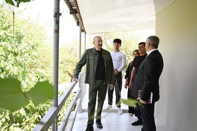 İlham Əliyev Xocalının Xanyurdu kəndində olub, kəndə köçən bir qrup sakinlə görüşüb — FOTOLAR İlham Əliyev Xocalının Xanyurdu kəndində olub, kəndə köçən bir qrup sakinlə görüşüb — FOTOLAR