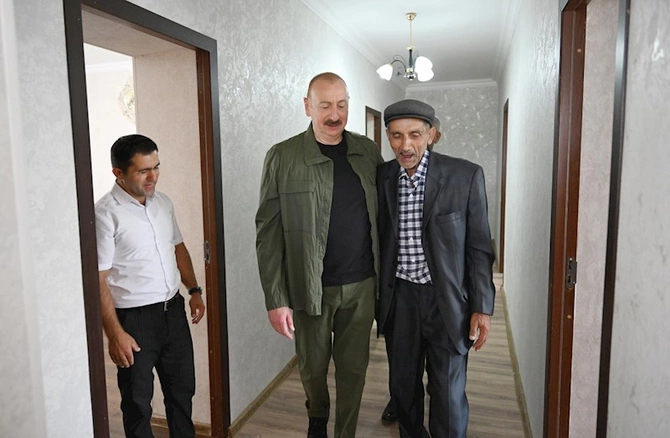 İlham Əliyev Xocalının Xanyurdu kəndində olub, kəndə köçən bir qrup sakinlə görüşüb — FOTOLAR İlham Əliyev Xocalının Xanyurdu kəndində olub, kəndə köçən bir qrup sakinlə görüşüb — FOTOLAR