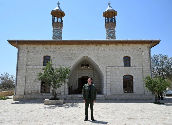 Prezident Qiyaslı kəndində məscidin açılışında — FOTOLAR