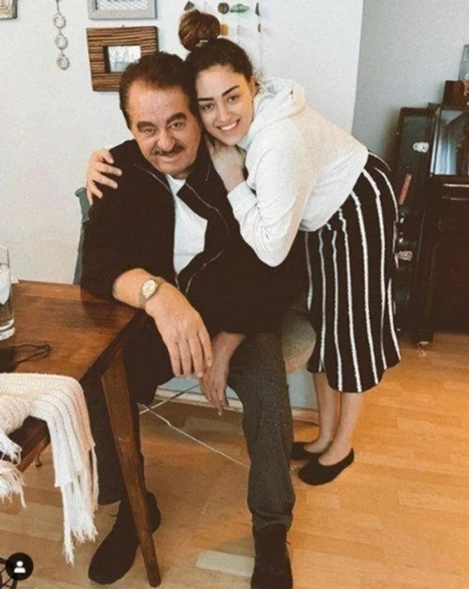 Türkiyənin məşhur müğənnisinin qızı bar qalmaqalı ilə gündəmdə — VİDEO/FOTOLAR Türkiyənin məşhur müğənnisinin qızı bar qalmaqalı ilə gündəmdə — VİDEO/FOTOLAR