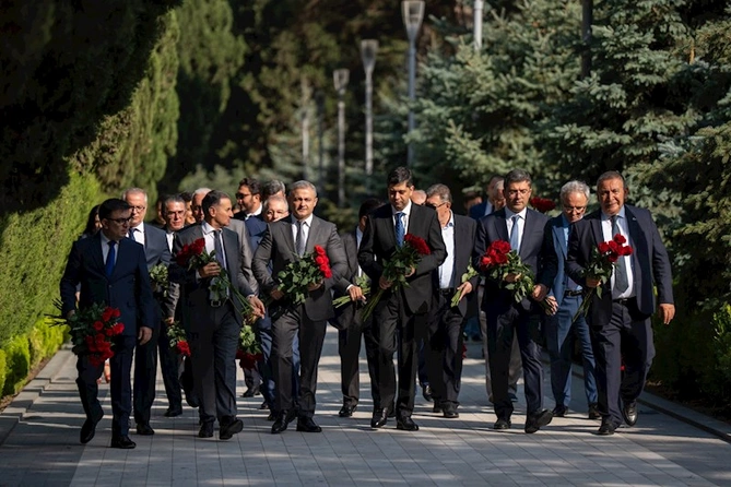 Azərbaycan milli mətbuatının 150 illik yubileyi ilə bağlı Fəxri xiyaban, Həsən bəy Zərdabinin məzarı və Zəfər parkı ziyarət edilib — FOTOLAR