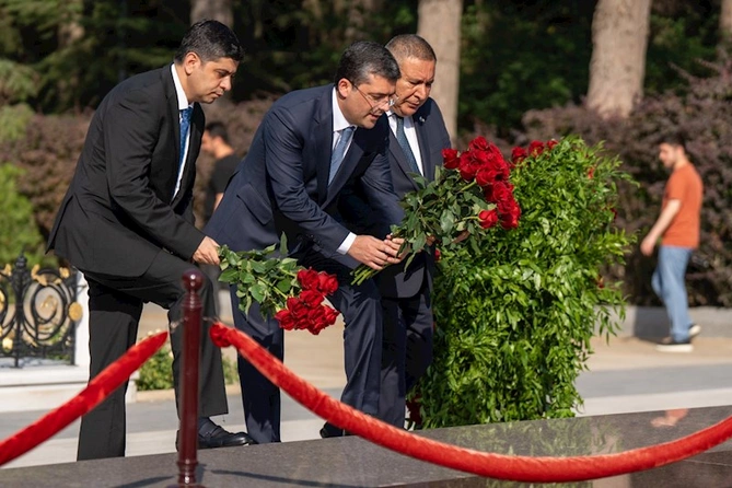 Azərbaycan milli mətbuatının 150 illik yubileyi ilə bağlı Fəxri xiyaban, Həsən bəy Zərdabinin məzarı və Zəfər parkı ziyarət edilib — FOTOLAR