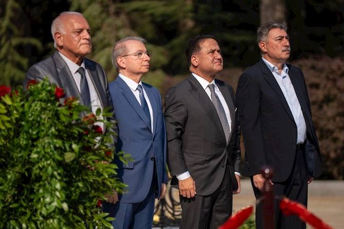 Azərbaycan milli mətbuatının 150 illik yubileyi ilə bağlı Fəxri xiyaban, Həsən bəy Zərdabinin məzarı və Zəfər parkı ziyarət edilib — FOTOLAR
