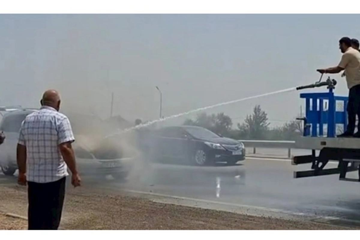 Yolda alışan “Mercedes”i su maşını söndürdü — VİDEO