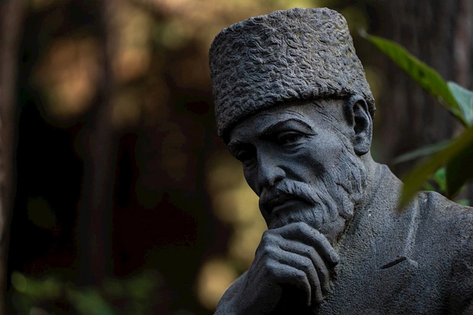 Azərbaycan milli mətbuatının 150 illik yubileyi ilə bağlı Fəxri xiyaban, Həsən bəy Zərdabinin məzarı və Zəfər parkı ziyarət edilib — FOTOLAR